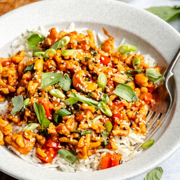 gochujang chicken bowl with rice